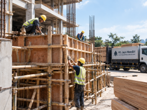 Pemasangan Bekisting Cor dan Stiger Bambu oleh Supplier Triplek Cor Jakarta